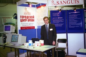 Общий вид стенда и человек из Дельруса Общий вид стенда и человек из Дельруса